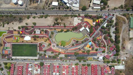 Vista-Superior-De-Drones-De-Un-Parque-De-Construcción-Con-Piscina-Turquesa-En-El-Centro-De-México