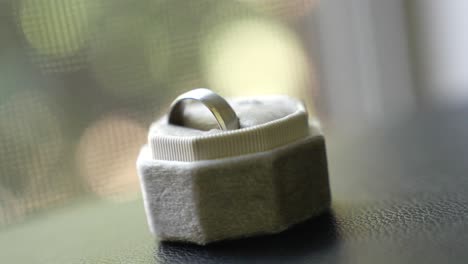 Close-up-shot-of-groom's-wedding-ring