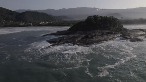 Drone-Orbital-Y-Superior-Volando-Sobre-Una-Roca-En-Medio-De-Dos-Hermosas-Playas-En-Brasil