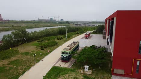 Luftaufnahme-Von-Zwei-Exponierten-Lokomotiven-Oldtimerzügen-Auf-Dem-Campus-Der-Pekinger-Jiaotong-Universität-Weihai,-China