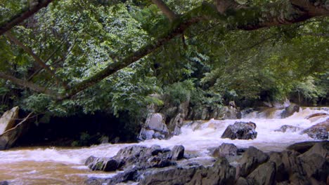 Flusswasser-In-Zeitlupe-In-Brasilien---Dürre-Führt-Zu-Niedrigem-Niveau