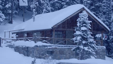 Cabaña-En-El-Lago-Agnes-En-El-Parque-Nacional-De-Banff