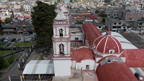 Drohnenumlaufbahn-Fliegendes-Panorama-Auf-Dem-Dach-Der-Kirche-Bei-Sonnenuntergang-Mit-Urbanen-Architekturen-In-Mexiko