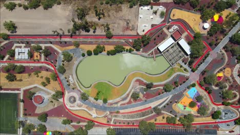 Drohnenansicht-Eines-Bauparks-Mit-Türkisfarbenem-Pool-Im-Zentrum-Von-Mexiko