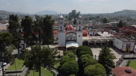 Umlaufende-Luftaufnahme-Der-Kirche-Mit-Bergen-Im-Hintergrund-In-Mazamitla,-Jalisco,-Mexiko