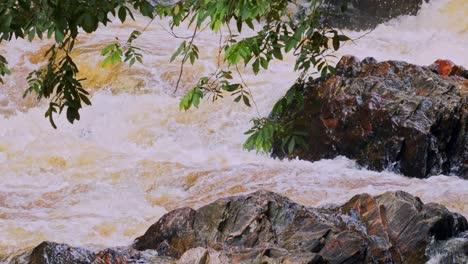 Agua-De-Escorrentía-De-Lluvia-Que-Fluye-Hacia-El-Río-Durante-Una-Sequía-En-Brasil