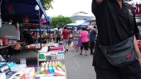 Leute,-Die-Herumlaufen-Und-Sachen-Auf-Der-Straße-In-Johor-Bahru-Malaysia-Kaufen