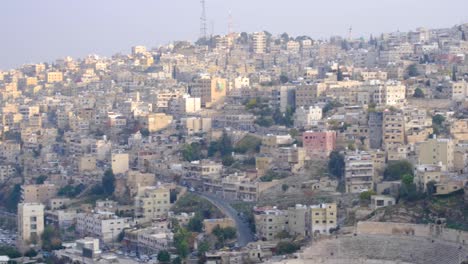 Pan-Lento-De-La-Ciudad-Capital,-Amman,-En-Jordania,-Con-Un-Gran-Número-De-Casas,-Edificios,-Calles-Y-Tráfico.