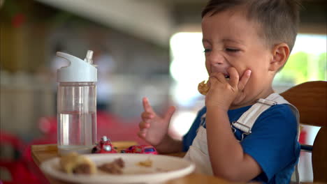 Zeitlupe-Nahaufnahme-Eines-Jungen-Lateinamerikanischen-Kleinkindes,-Das-Einen-Barbacoa-Taco-Mit-Seinen-Händen-In-Einem-Mexikanischen-Restaurant-Isst