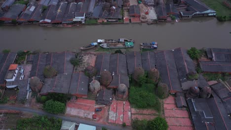 Luftbild-Von-Ziegelöfen-Und-Kanal-In-Vinh-Long-Im-Mekong-Delta,-Vietnam