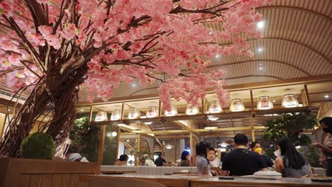 Standbild-Eines-Familientreffens,-Das-In-Einem-Japanischen-Restaurant-Speist