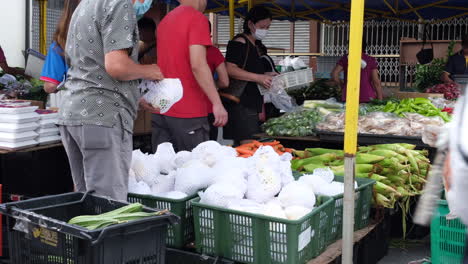 Gente-Comprando-Verduras-Con-Marcas-Faciales-En-Ellas