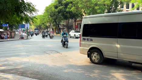 Intersección-Concurrida-Coches-Y-Scooters-Durante-El-Día-En-La-Ciudad-De-Ho-Chi-Minh,-Vietnam