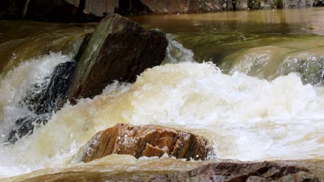 Flusswasser-In-Brasilien,-Das-über-Felsen-Fließt---Mangel-Durch-Dürre