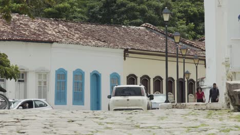 El-Edificio-Blanco-Unas-Calles-De-Piedra-Del-Casco-Antiguo-De-La-Ciudad-En-La-Histórica-Ciudad-De-Goias,-Brasil