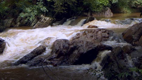 Wasser,-Das-über-Felsen-Spritzt,-Da-Niedrige-Wasserstände-Durch-Dürre-Die-Versorgung-Brasiliens-Beeinträchtigen