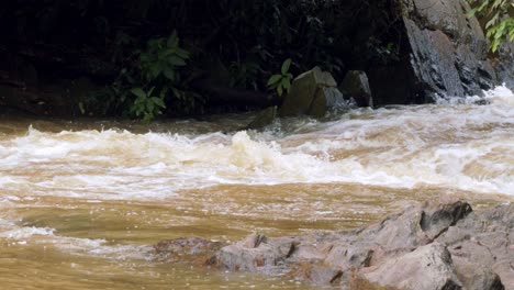 Agua-De-Escorrentía-Que-Corre-Hacia-El-Río-Después-De-Una-Lluvia-En-Una-Sequía-En-Brasil