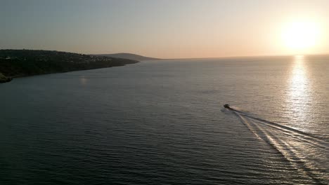 Episches-Schnellboot-Bei-Sonnenuntergang-An-Der-Wunderschönen-Küste