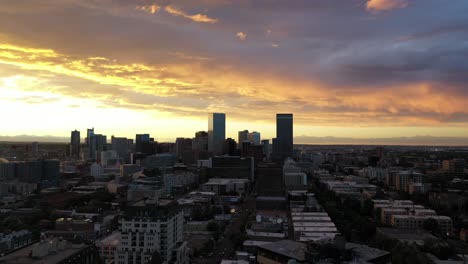 Eine-Dynamisch-Driftende-Luftaufnahme-Des-Sonnenuntergangs-über-Dem-Capitol-Hill-In-Denver,-Colorado