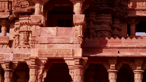 Arquitectura-Del-Antiguo-Templo-Hindú-Con-Un-Cielo-Brillante-Desde-Un-ángulo-único-En-El-Día-Tomado-En-El-Jardín-Mandore-Jodhpur-Rajasthan-India