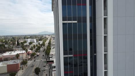 Luftbild-Eines-Großen-Bürogebäudes