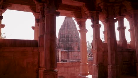 Antike-Hinduistische-Tempelarchitektur-Aus-Einzigartigem-Blickwinkel-Bei-Tagesaufnahme-Im-Mandore-Garden-Jodhpur-Rajasthan-Indien