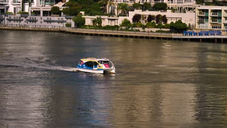 View-of-a-ferry-on-the-Brisbane-River-and-Brisbane-City-from-Wilson-Outlook-Reserve,-New-Farm