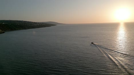 Schnellboot-Bei-Sonnenuntergang-An-Der-Wunderschönen-Küste