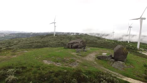 Landhaus-Mit-Windkraftanlagen-Am-Nebligen-Tag-Luftbild