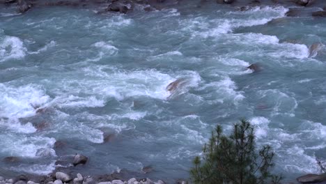 Ein-Blick-Aus-Der-Vogelperspektive-Auf-Einen-Fluss,-Der-Mit-Gletscherwasser-In-Den-Himalaya-Bergen-Von-Nepal-Fließt