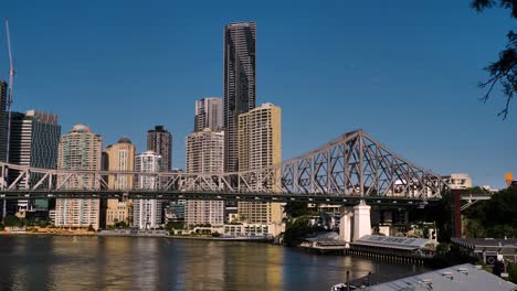 View-across-the-Story-Bridge-to-Brisbane-City-from-Wilson-Outlook-Reserve,-New-Farm
