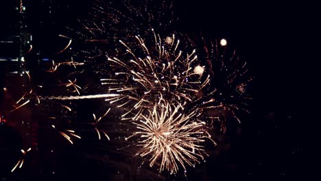 Feuerwerksfeier-Für-Silvester-Mit-Abstraktem,-Mehrfarbigem,-Großem,-Leuchtendem-Feuerwerk-Mit-Bokeh-Lichtern-Am-Nachthimmel