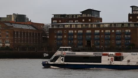 City-Cruises-Boats-Sailing-Towards-Tower-Bridge-Along-The-Thames,-London,-United-Kingdom