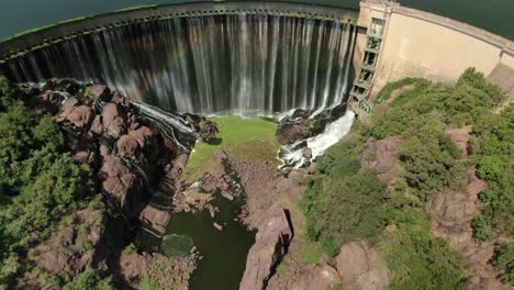 Drohnen-Luftaufnahmen-Des-Überlaufs-Der-Staumauer,-Der-Wie-Ein-Wasserfall-Läuft