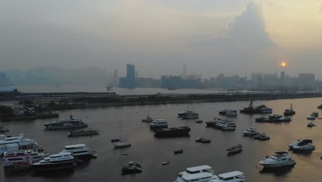 Drohne-Schoss-über-Sonnenuntergang-In-Kowloon,-Hong-Kong