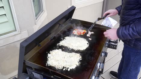 Braten-Des-Specks,-Um-Ein-Rösti-Omelett-Auf-Der-Flachen-Grillplatte-Zuzubereiten