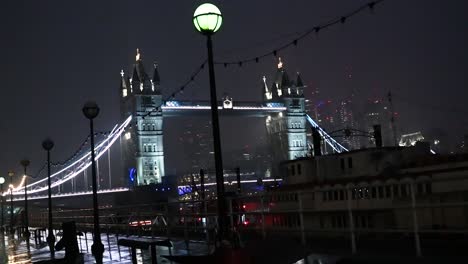 Vista-Nocturna-Hacia-La-Ciudad-De-Londres-Y-La-Torre-De-Londres,-Reino-Unido