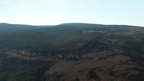 Drohnen-Luftaufnahmen-Von-Chalets-Einer-Berghütte-Auf-Einer-Klippe