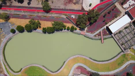 Baupark-Mit-Türkisfarbenem-Pool-Im-Zentrum-Von-Mexiko