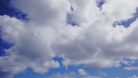 Tagsüber-Ein-Himmel-Mit-Vereinzelten-Wolken