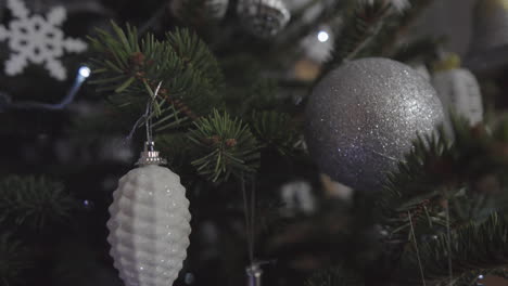 Nahaufnahme-Von-Ornamenten-Am-Weihnachtsbaum-Im-Innenbereich,-Ein-Lebendiger-Weihnachtsbaum,-Der-Geschmackvoll-Dekoriert-Ist