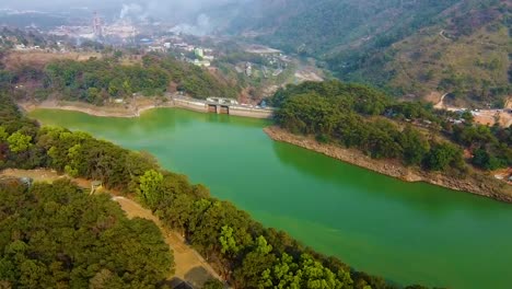 Staudamm-Mit-Unberührtem-See-Am-Rande-Von-Bergwäldern-Luftaufnahmen-Am-Morgen-Video-Wurde-Am-Umiyam-See-Shillong-Meghalaya-Indien-Aufgenommen