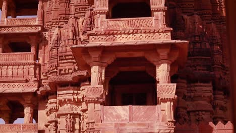 Antike-Hinduistische-Tempelarchitektur-Aus-Verschiedenen-Blickwinkeln-Am-Tag