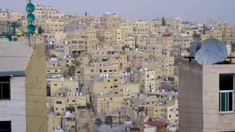 Vista-Panorámica-De-Casas-Densamente-Agrupadas-En-La-Ciudad-Capital-De-Amman,-Jordania