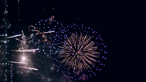 Silvester-Feuerwerk-Feier-Schleife-Nahtlos-Aus-Echtem-Feuerwerk-Hintergrund-Mit-Abstraktem,-Mehrfarbigem,-Großem,-Leuchtendem-Feuerwerk-Mit-Bokeh-Lichtern-Am-Nachthimmel