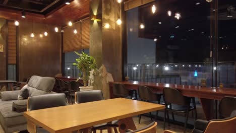 Interior-Del-Restaurante-En-Suncheon,-Corea-Del-Sur,-Mesa-Vacía,-Sillas