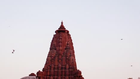 Antike-Hinduistische-Tempelarchitektur-Aus-Einzigartigem-Blickwinkel-Bei-Tagesaufnahme