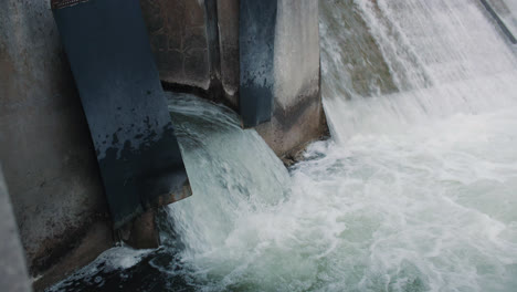 Rauschendes-Wasser,-Das-Aus-Der-Entwässerung-Des-Staudamms-Fließt