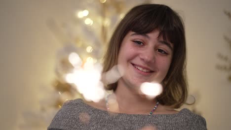 Ein-Mädchen-Lächelt,-Während-Es-Eine-Beleuchtete-Weihnachtskerze-Hält