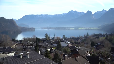 Weiter-Blick-über-Die-Dächer-Der-Häuser-Im-Dorf-Sankt-Gilgen,-Salzburg-österreich